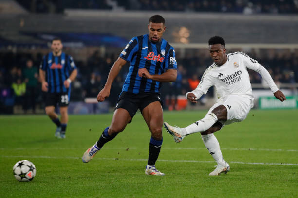 Sau khi để Atalanta gỡ hòa 1-1 ở hiệp 1, Real Madrid nhanh chóng tái lập lợi thế trong hiệp 2 nhờ màn trình diễn ấn tượng của Vinicius. Phút 56, Éderson khống chế lúng túng để bóng rơi vào chân Vinicius. Tận dụng thời cơ, tuyển thủ Brazil nhanh chóng dứt điểm vào góc xa, nâng tỉ số lên 2-1 trong thế đối mặt với thủ môn Carnesecchi.