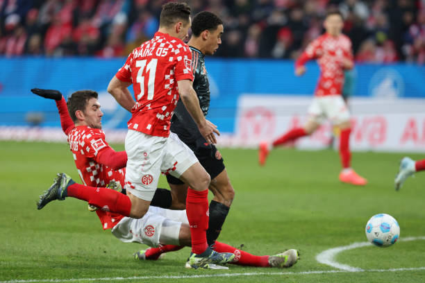 Tuy nhiên, dù kiểm soát bóng tốt, Bayern Munich gặp nhiều khó khăn trong việc tìm đường vào khung thành Mainz. Hàng phòng ngự chắc chắn của đội chủ nhà và lối chơi phòng ngự phản công hiệu quả khiến Bayern không thể dễ dàng tiếp cận khu vực 16m50.