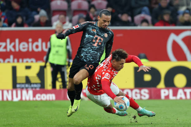 Hiệp 1 sau đó khép lại với tỉ số 1-0 nghiêng về Mainz, khiến Bayern Munich gặp rất nhiều khó khăn trong việc tìm kiếm bàn gỡ khi bước vào giờ nghỉ.