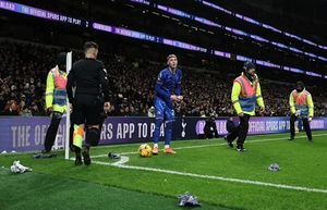 Các CĐV Tottenham đã ném vật thể lạ xuống sân