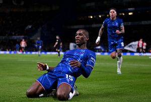 Tiền đạo người Senegal ăn mừng bàn thắng thứ 9 tại Premier League mùa này, thể hiện niềm vui và sự hưng phấn sau pha lập công quan trọng giúp Chelsea nới rộng cách biệt.