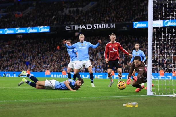 Chỉ ít phút sau khi nhận bàn thua, Man Utd đã tạo ra một tình huống hỗn loạn trong vòng cấm Man City. Tuy nhiên, cú dứt điểm cuối cùng lại đi chệch khung gỗ trong gang tấc, bỏ lỡ cơ hội gỡ hòa.