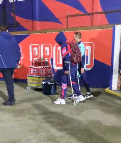 saka-crutches-palace-game-959042836-6c89c951013a4402837712a6f56f2096.webp